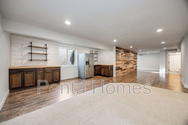 Building Photo - 660 Rock Rd