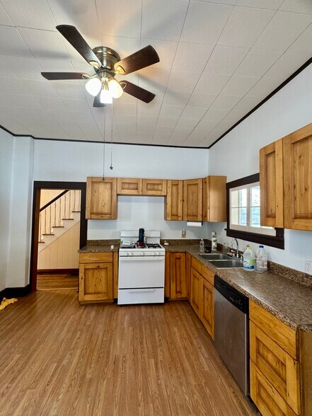 Building Photo - 1802 Perry Hwy