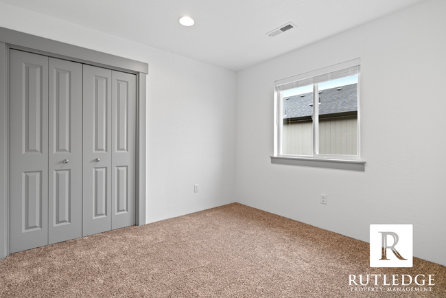 Building Photo - 3 Bed/2.5 Bath Townhome in Medford