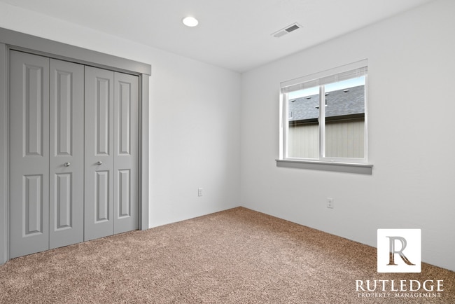 Building Photo - New 3 Bed/2.5 Bath Townhome in Medford