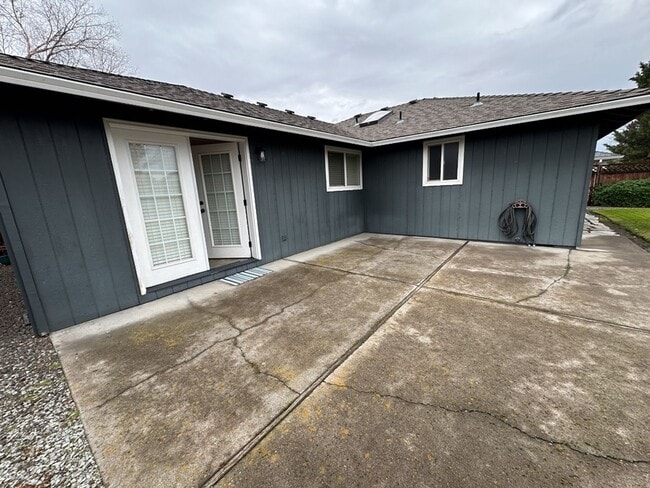 Building Photo - Pristine 3-Bedroom, 2-Bath Home with Moder...