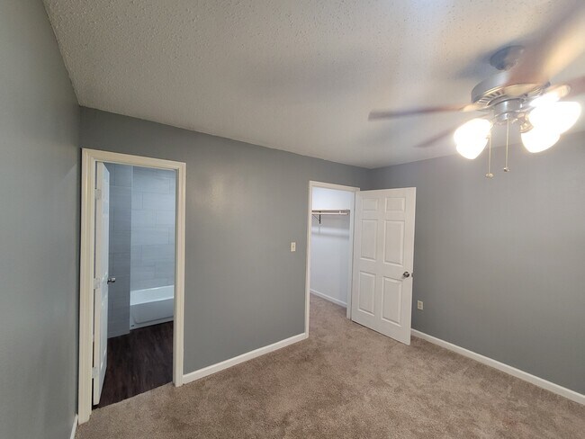 Ensuite bathroom - 16511 W Sandy Meadows Dr