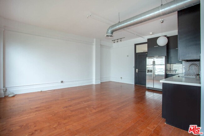 Building Photo - 108 W 2nd St