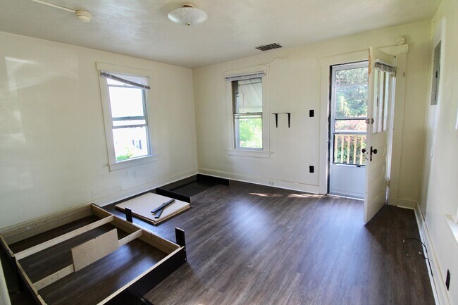 Building Photo - Small house in Wiles Hill section of Morgantown - Available 08/05!