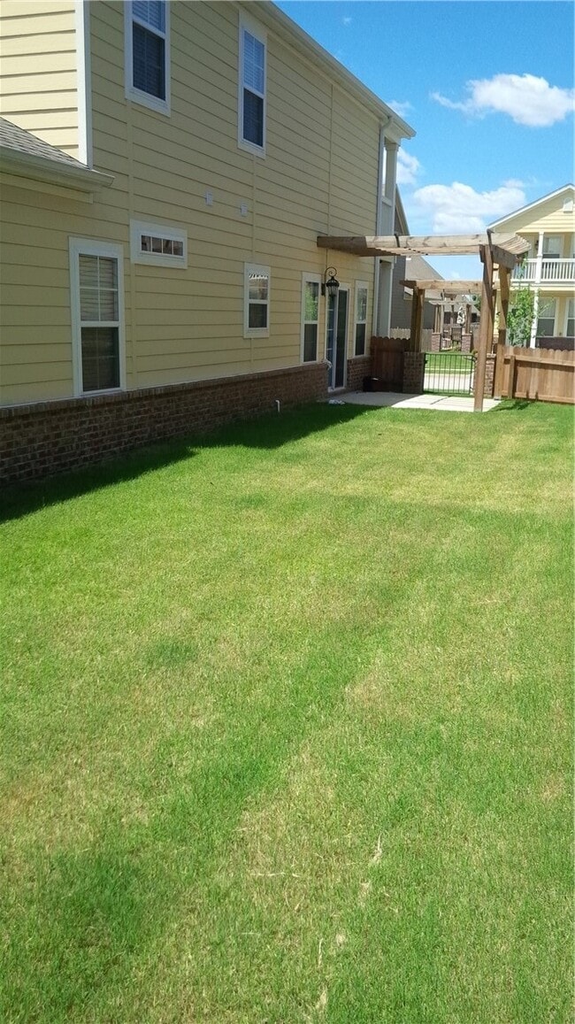 Building Photo - 637 N Longfellow Ln