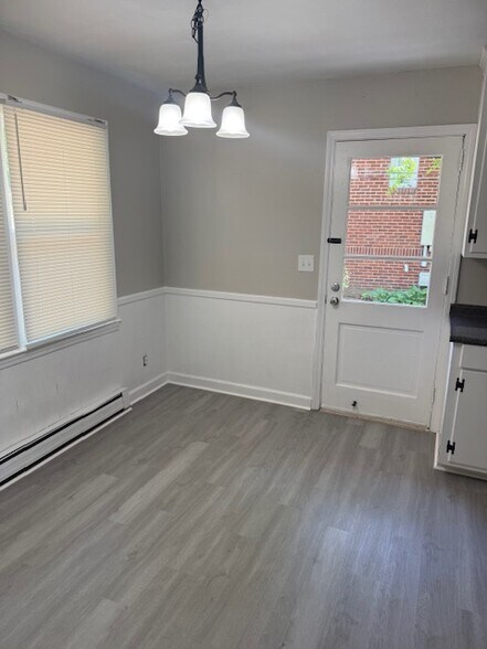 Building Photo - 111 White Oak Dr