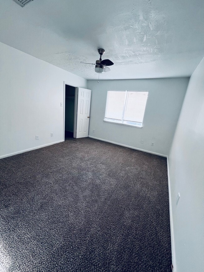 Building Photo - 2206 Laurel Oak Dr