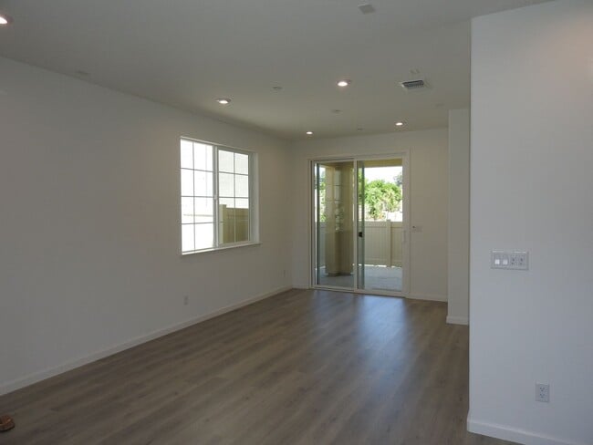 Building Photo - Beautiful Home in Roseville