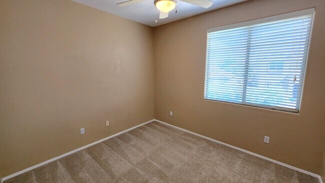 Building Photo - 4 Bedroom Home in the Sun Grooves Communit...