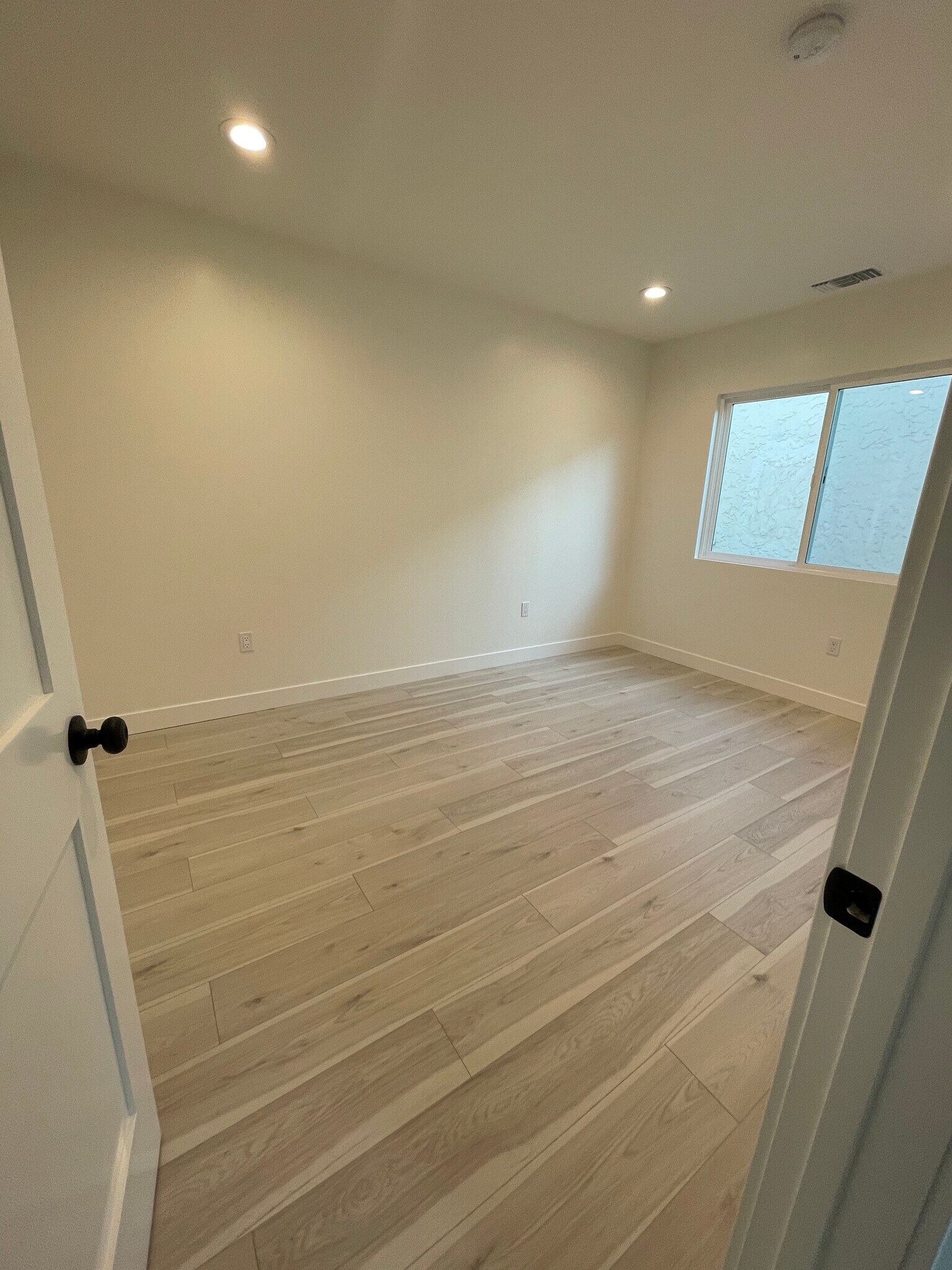Building Photo - 1049 Davis Ave