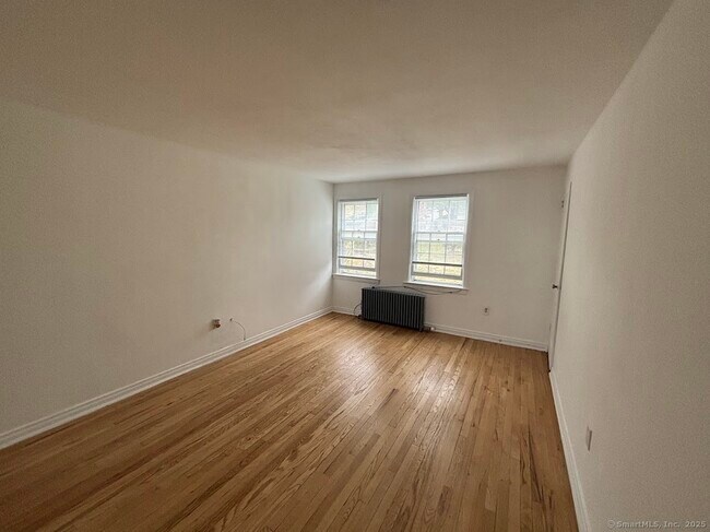 Building Photo - 5 Clarmore Dr