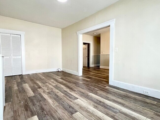 Building Photo - 285 W Elm St