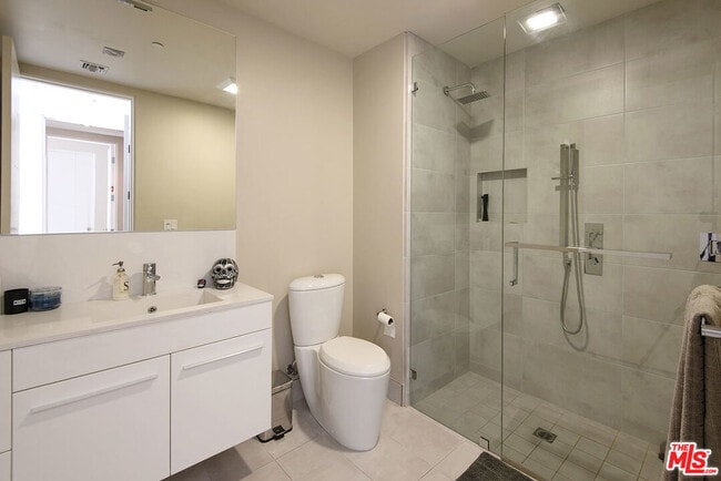 Building Photo - 432 N Oakhurst Dr