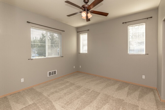 Building Photo - Low Maintenance Living 2 Bedroom Condo, Du...