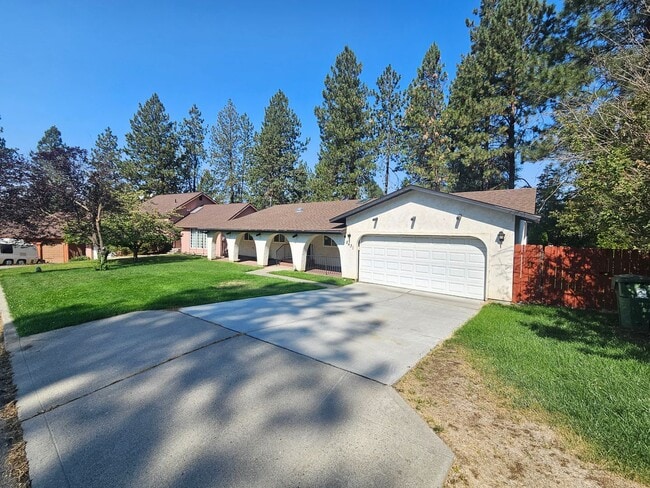 Building Photo - $2,595 - 4 Bed / 3 Bath Home with Fully Fe...