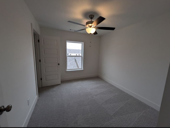 Building Photo - 5025 Greentree Dr