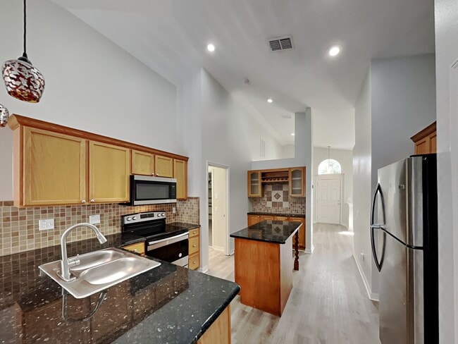 Building Photo - Charming 3-Bed, 2-Bath Home in Spring Hill with Garage Parking