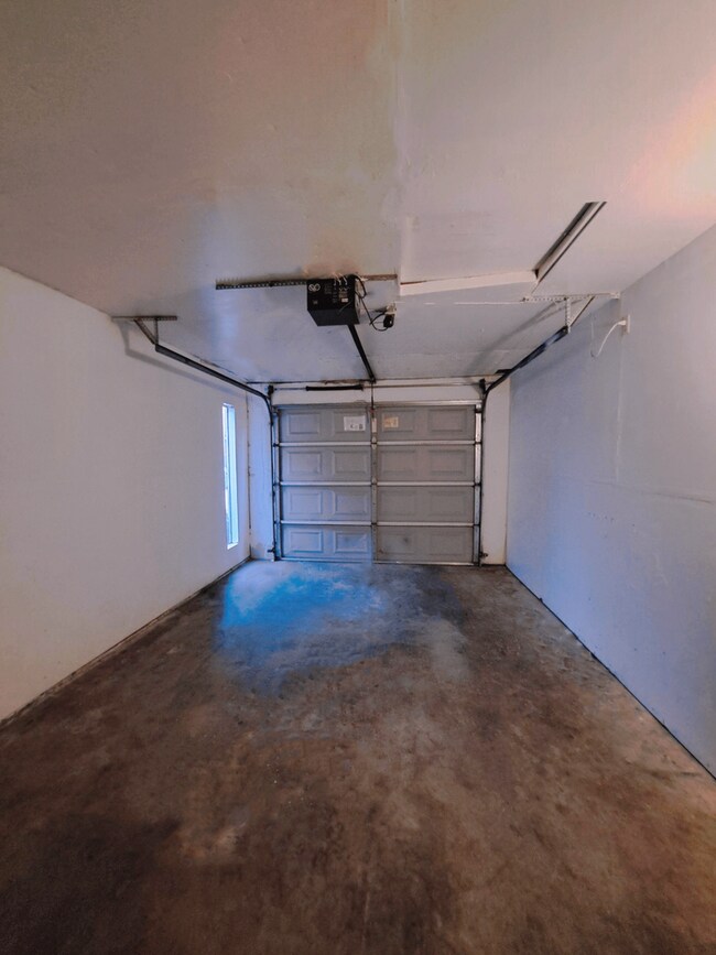 Building Photo - Charming 2-Bedroom Townhome in Fresno – Spacious Layout, Modern Kitchen & Community Amenities!