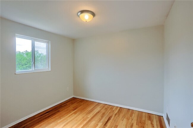 Building Photo - 442 Brierly Ln