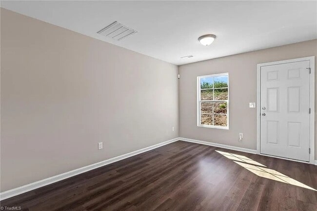 Building Photo - *** Move in Ready ***