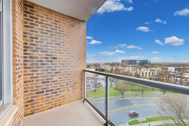 Building Photo - AMAZING LOCATION! This stunning 1 bedroom with DEN & 1.5bath