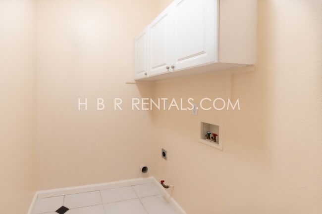 Building Photo - Charming 4 Bed, 2.5 Bath Home in Manteca, ...