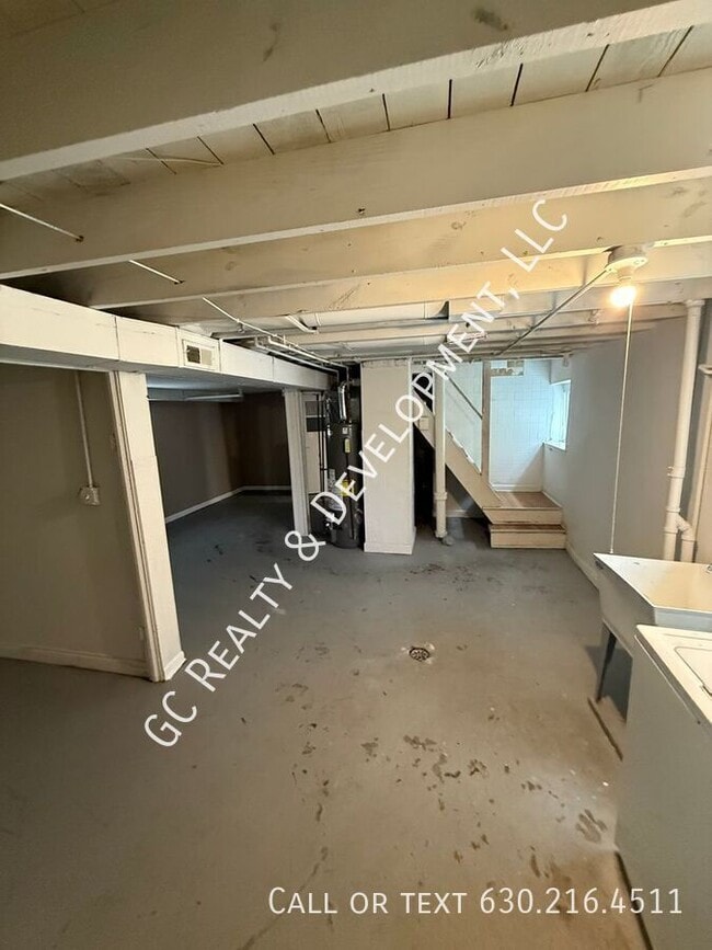 Building Photo - 9232 S Anthony Ave