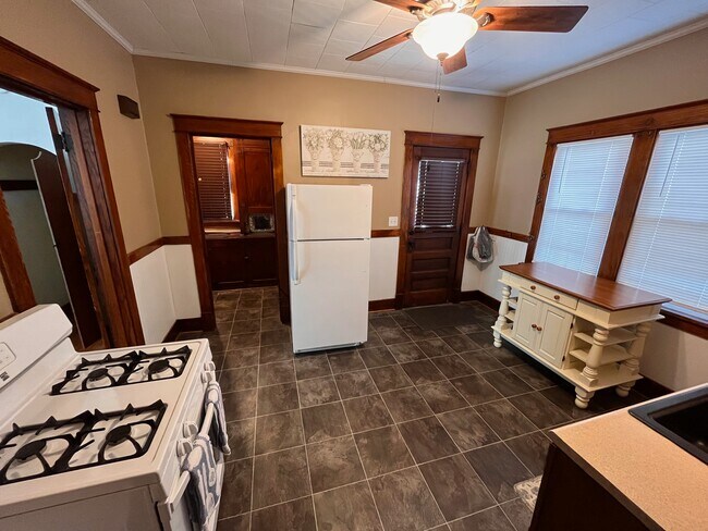 Building Photo - 2608 Leclaire St