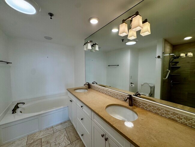 Building Photo - 11370 12 Oaks Way