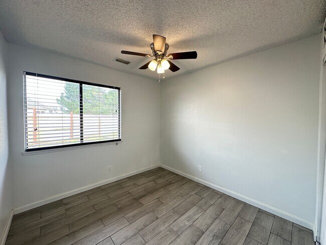 Building Photo - Four Bedroom