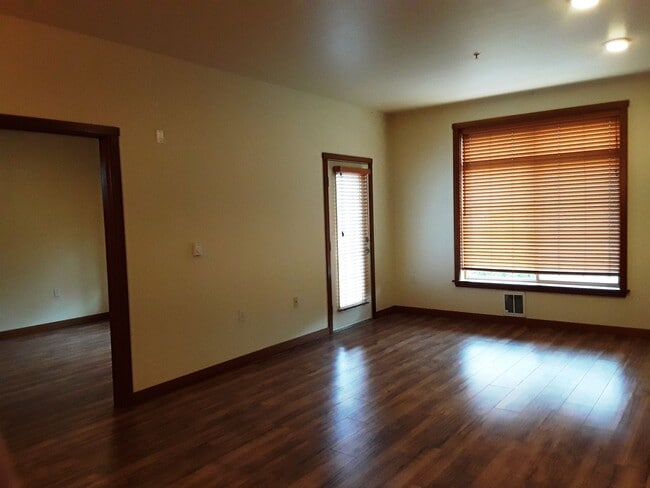 Building Photo - Beautiful Corner Condo In Central Location