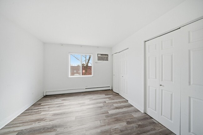 Building Photo - Palatine 1-Bedroom with Balcony, Pool & Included Utilities