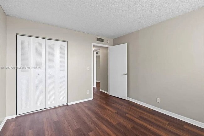 Building Photo - 9470 Live Oak Pl