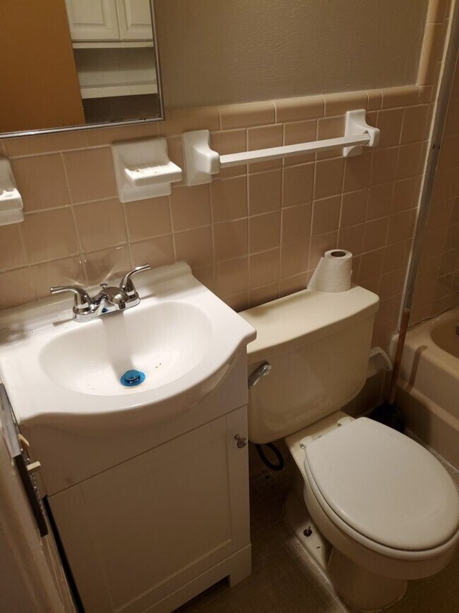 Building Photo - Move in Ready!!3 Bedroom 2 Bath Home in Le...