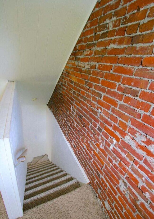 Building Photo - Bright and spacious 4-bedroom