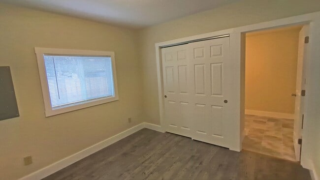 Building Photo - 2 bedroom 1 bath single level home