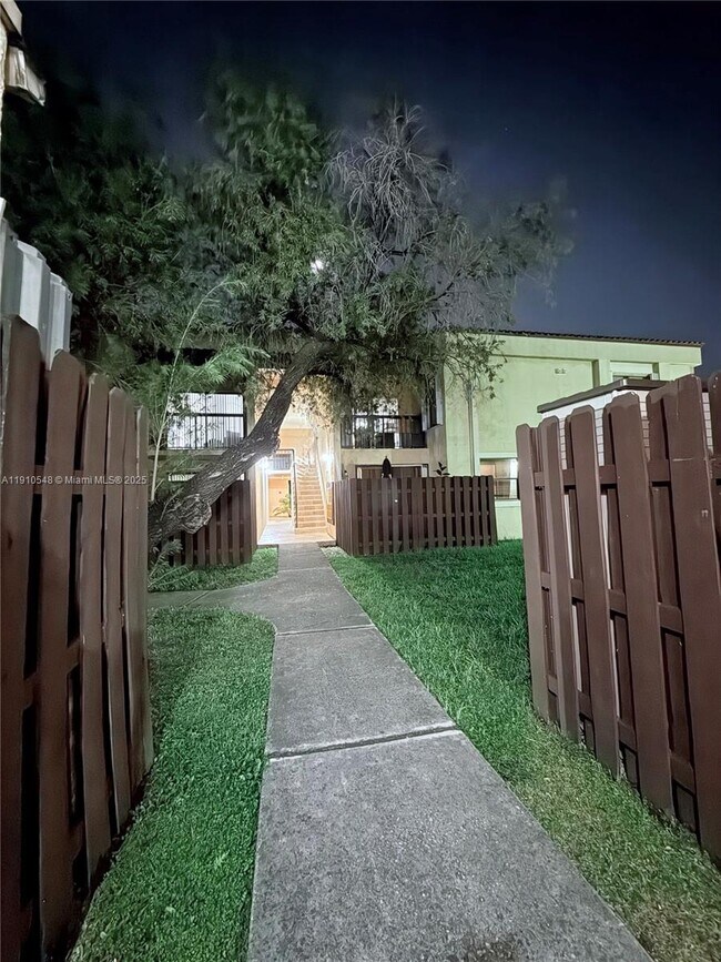 Building Photo - 660 W Park Dr