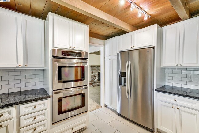 Building Photo - 613 Huntleigh Dr