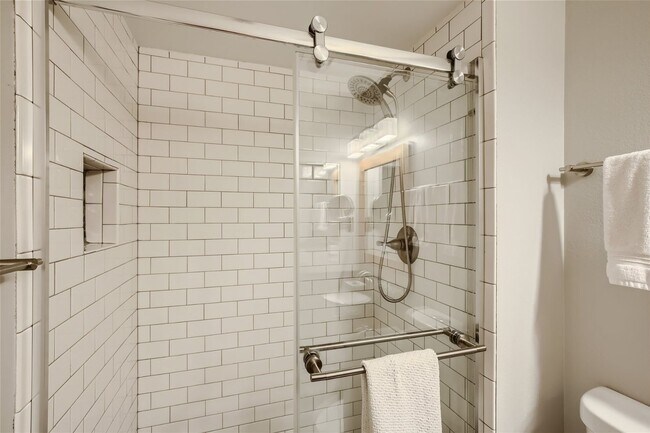 Building Photo - Updated 2 Bed 2 Bath Hunter Creek Condo W/Community Pool