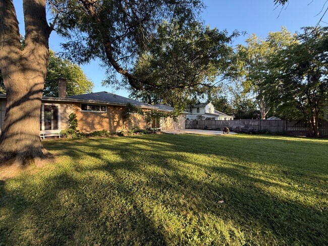 Building Photo - 9503 Greenwood Dr
