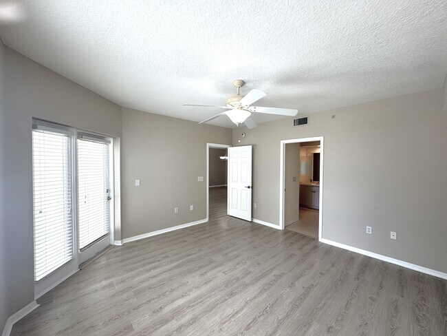 Building Photo - Country Club 6103