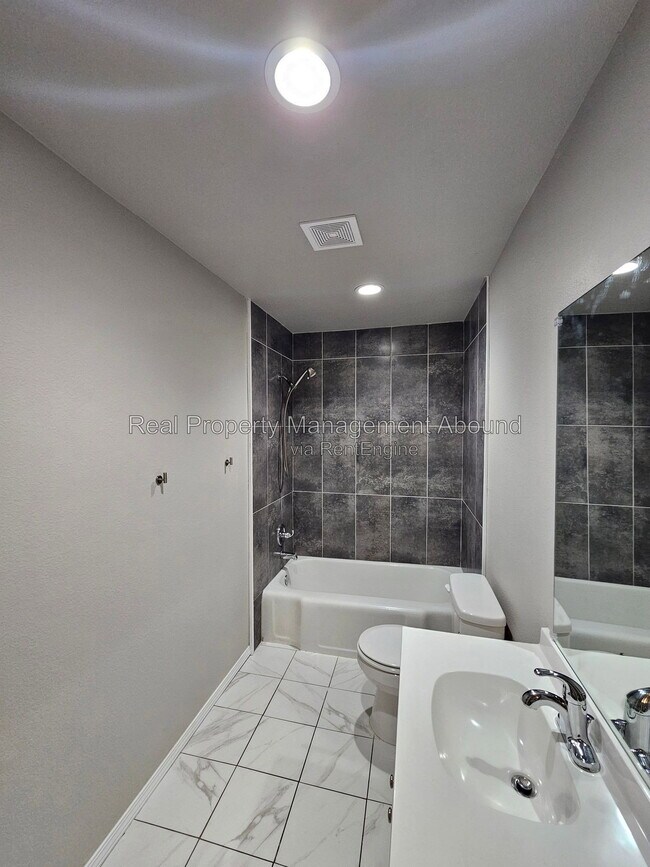 Building Photo - 727 S Olympia Ave