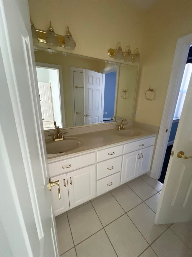 Building Photo - 530 Winterberry Ln