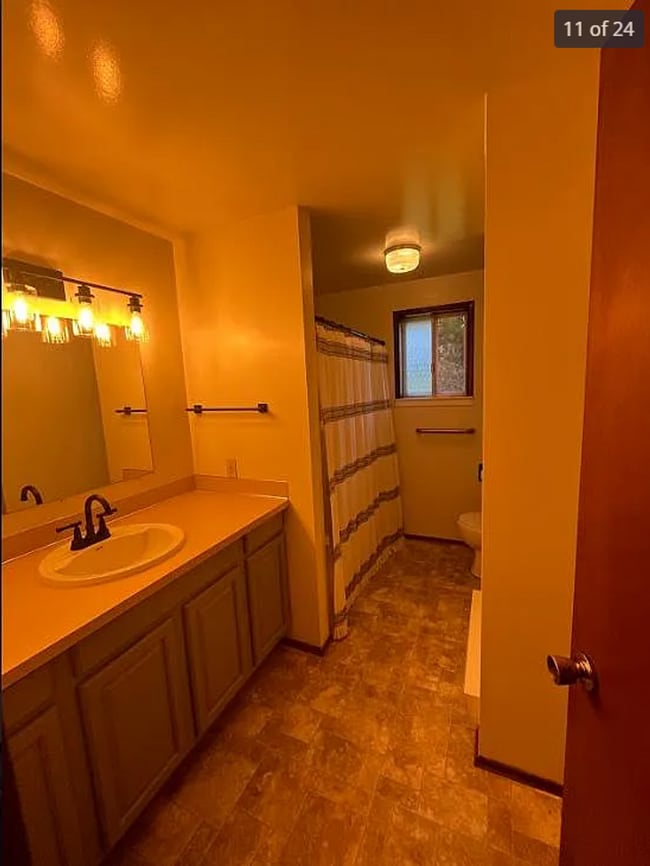 Building Photo - 3-Bed 2-bathroom Home