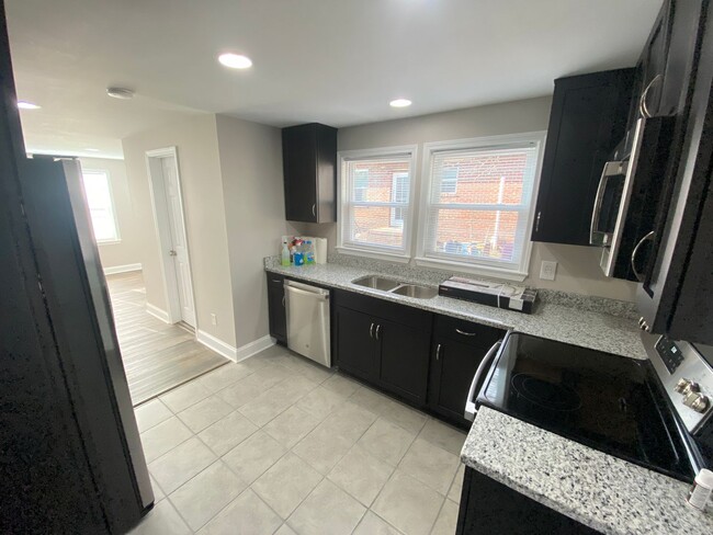 Building Photo - Renovated 3 bed 1.5 bath house close to 1-...