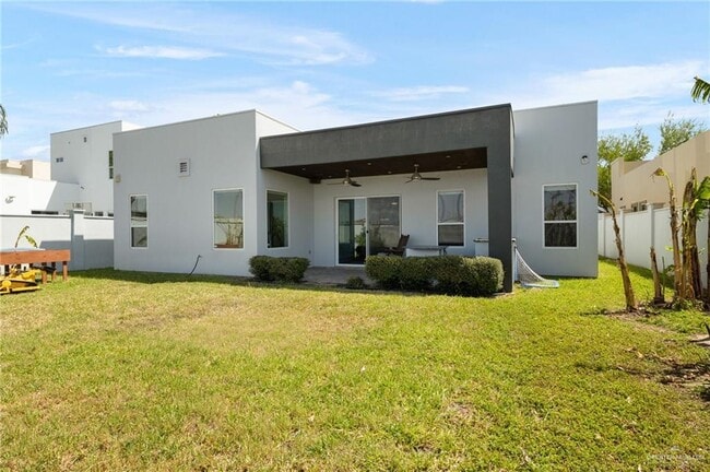 Building Photo - 305 N Mockingbird Ave