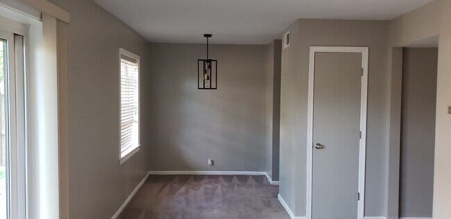 Building Photo - 128 Jamestown Ct
