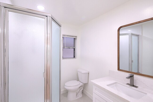 Building Photo - IN-UNIT LAUNDRY WITH ON-SITE PARKING!!