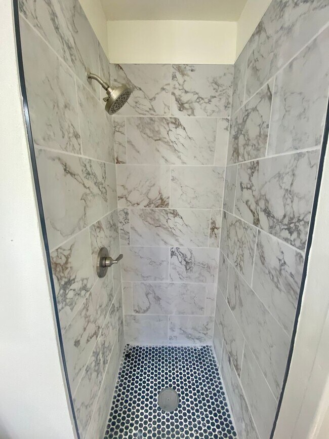 Building Photo - Newly remodeled 3 bed 2 bath now available (furniture incl.)
