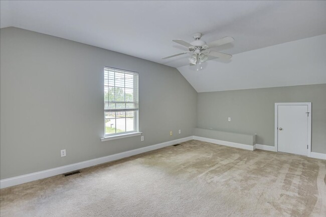 Building Photo - Spacious Townhouse near Downtown North Aug...